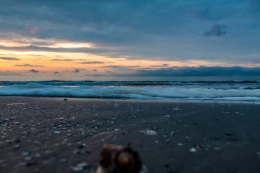 Baltık Denizi üzerinde gün batımı Sahilde güzel bir gün batımı
