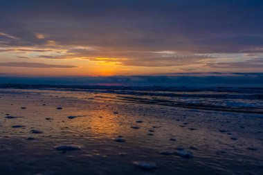Bulutlarla birlikte gün batımında