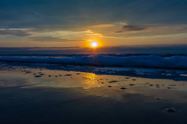 Sahilde gün doğumu