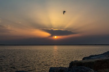 Denizin üzerinde güzel bir gün batımı