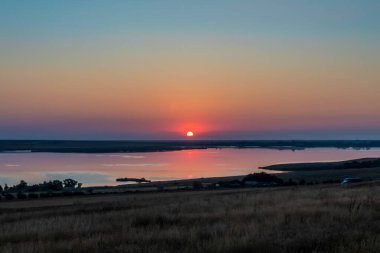 Nehrin üzerinde gün batımı