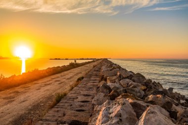 Denizin üzerinde gün batımı