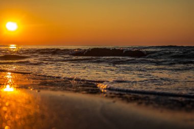 Denizde gün doğumu