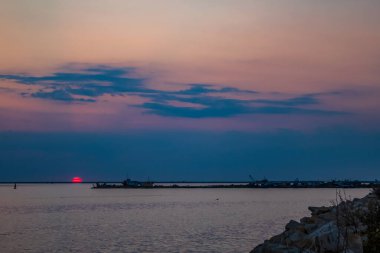 Denizin üzerinde güzel bir gün batımı