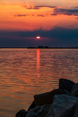 Denizin üzerinde gün batımı
