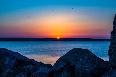 Denizin üzerinde güzel bir gün batımı