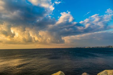 Kırım 'da günbatımı Karadeniz' de