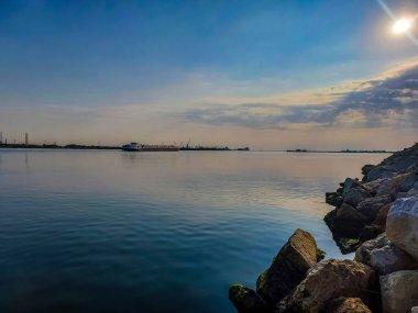 Denizin üzerinde güzel bir gün batımı