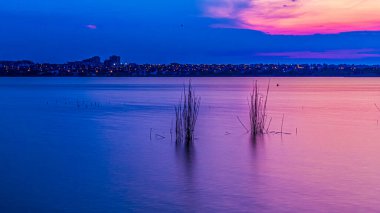 Gölün üzerinde güzel bir gün batımı