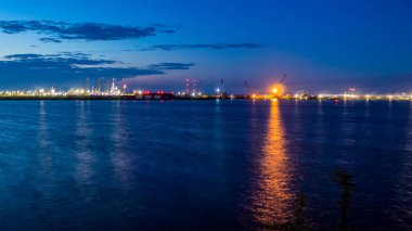 Limanın güzel gün batımı manzarası