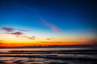 denizin üzerinde renkli gündoğumu.