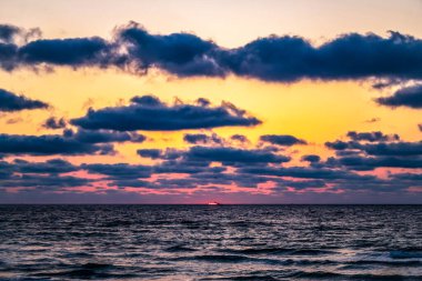Denizin üzerinde bulutlar olan renkli dramatik gökyüzü. doğa bileşimi.