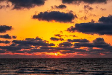 Denizde güzel bir gün batımı. Akşam gökyüzü