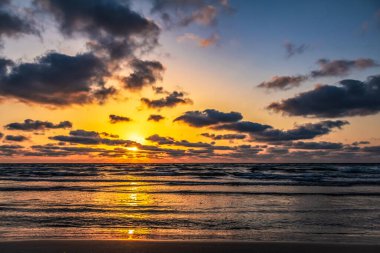 Sahilde güzel bir gün batımı