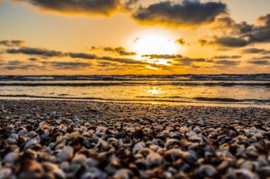 Denizin üzerinde güzel bir gün doğumu