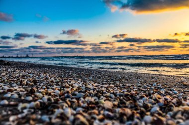 Baltık deniz kıyısı, kumlu güzel bir sahil, gün doğumu..