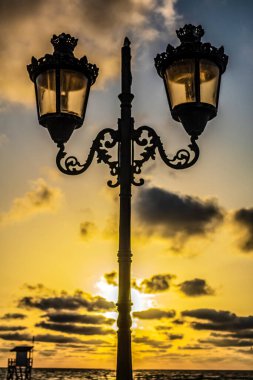 Güzel bir gökyüzü ile eski limanın üzerinde güzel bir gün doğumu