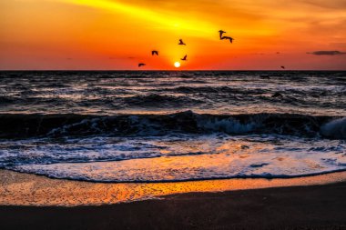 Denizin üzerinde güzel bir gün batımı