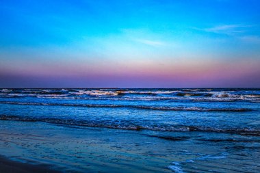 Denizin üzerinde güzel bir gün batımı