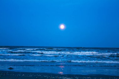 Deniz manzaralı güzel bir gece.