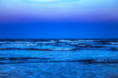 Sahildeki deniz dalgaları