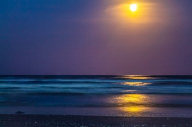 Sahilde gün batımı