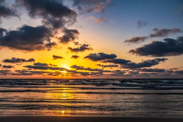 Sahilde güzel bir gün batımı