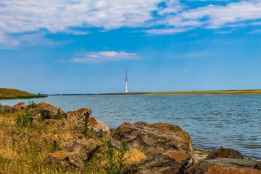 Arkasında bir göl olan güzel bir manzara.