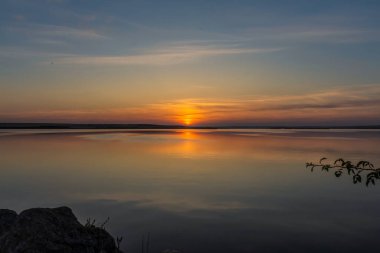 Gölde gün batımı