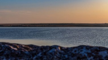 Denizin üzerinde güzel bir gün batımı. Doğa