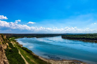 Dağlardaki nehrin güzel manzarası