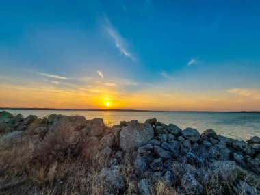 Gölün üzerinde güzel bir gün batımı