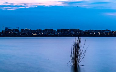 Gölün üzerinde güzel bir gün batımı