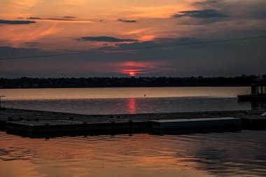 Gölün üzerinde güzel bir gün batımı