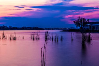 Gölün üzerinde gün batımı