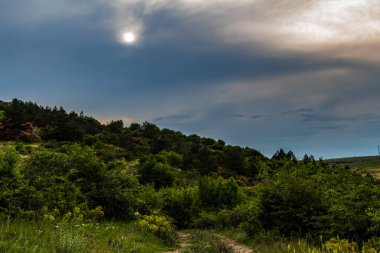 Dağlarda güzel bir tarla görüntüsü.