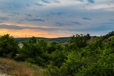 Dağlarda gün batımı.