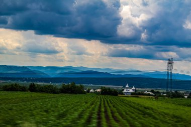 Arkasında bir dağ olan güzel bir manzara.