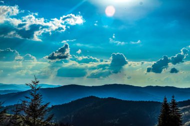 Dağlarda güzel bir gün batımı