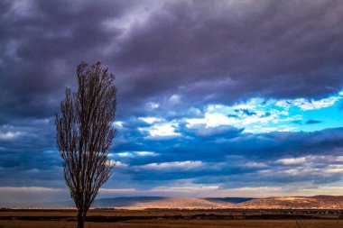 Dağlarda güzel bir gün batımı