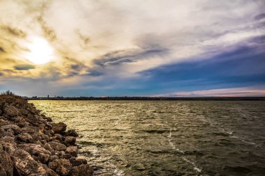 Gölde gün batımı