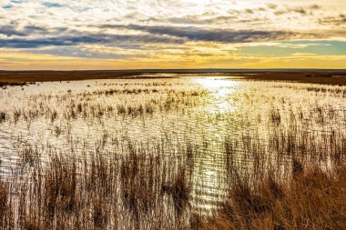 Nehrin üzerinde güzel bir gün batımı