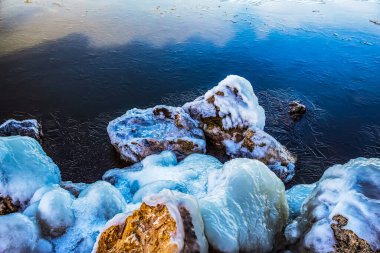Göl ve dağlarla dolu güzel bir manzara.