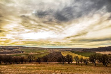 Bulutları ve gökyüzü olan güzel bir manzara.