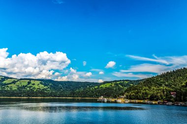 Dağlardaki güzel göl