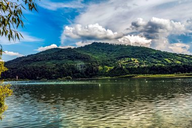 Göl ve dağlarla dolu güzel bir manzara.