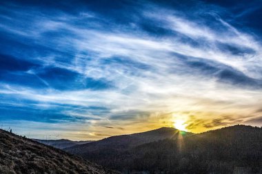 Dağlarda gün batımı.