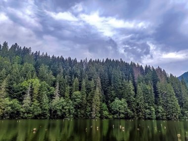 dağlarda göl üzerinde görünümü