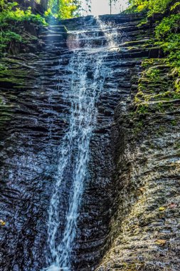 Dağlarda küçük bir şelale