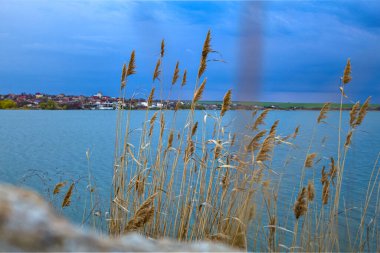 Dağlarda gölü olan güzel bir manzara.